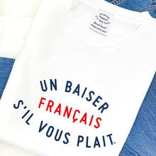 Lade das Bild in den Galerie-Viewer, T-Shirt un baiser français s‘il vous plaît