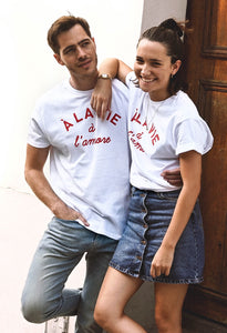 Mann in Jeans und Frau in Jeansrock tragen T-Shirt À LA VIE à l‘amore aus Paris