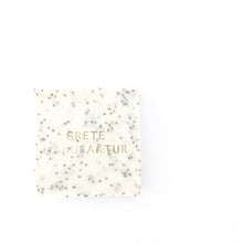 Lade das Bild in den Galerie-Viewer, ANNE Peelingseife (Geranium-Rosmarin)