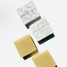 Lade das Bild in den Galerie-Viewer, ANNE Peelingseife (Geranium-Rosmarin)