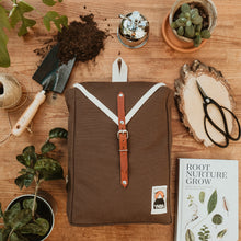 Lade das Bild in den Galerie-Viewer, Topshot Ykra Scout Rucksack Pflanzen Blumenerde Gartenutensilien drum herum