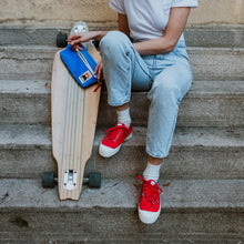 Lade das Bild in den Galerie-Viewer, Frau mit Longboard sitzt auf Treppe mit YKRA Fanny Pack Bauchtasche in blau
