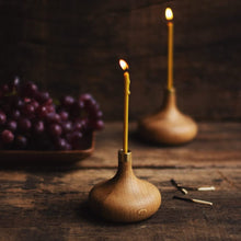 Lade das Bild in den Galerie-Viewer, Zwei Kerzenhalter von Ovo Things mit brennenden Ovo Slim Kerzen auf Holztisch stehend im Hintergrund rote Weintrauben
