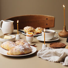 Lade das Bild in den Galerie-Viewer, Kerzenhalter aus Porzellan - verschiedene Farben