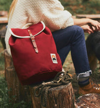 Lade das Bild in den Galerie-Viewer, Frau im Wald mit Sailor Backpack von YKRA in bordeaux