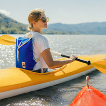 Lade das Bild in den Galerie-Viewer, Frau in Kanu auf Wasser mit YKRA Scout Rucksack in blau