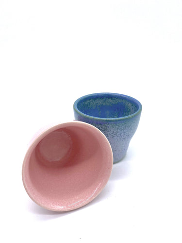 Keramik Espressotassen von Oh Oak in rosa und blau