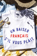 Lade das Bild in den Galerie-Viewer, T-Shirt un baiser français s‘il vous plaît Unisex Siebdruck