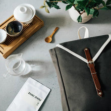 Lade das Bild in den Galerie-Viewer, Ykra Scoutrucksack in Khaki japanisches Teeset und Blumentopf mit Pflanze