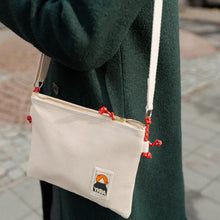 Lade das Bild in den Galerie-Viewer, Frau mit grünem Mandel und weißer YKRA Umhängetsche