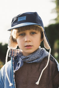 Junge trägt dunkelblaues Wintercap