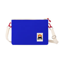 Lade das Bild in den Galerie-Viewer, YKRA Side Pouch in blau mit weißem Tragegurt