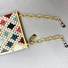 Lade das Bild in den Galerie-Viewer, Marion Mazo - gewebtes Armband, Vergrößerung des Verschlusses
