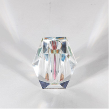 Lade das Bild in den Galerie-Viewer, Regenbogenvase aus Bleikristall auf weißem Hintergrund 
