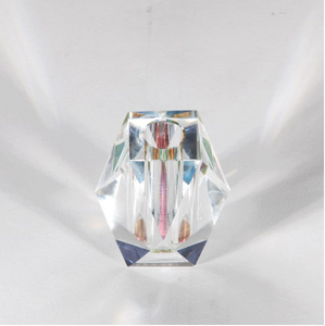 Regenbogenvase aus Bleikristall auf weißem Hintergrund 