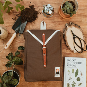 Topshot Ykra Scout Rucksack Pflanzen Blumenerde Gartenutensilien drum herum