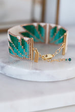 Lade das Bild in den Galerie-Viewer, Handgewebtes Perlenarmband Türkis Weiß Gold mit vergoldetem Verschluss
