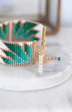 Lade das Bild in den Galerie-Viewer, Handgewebtes Perlenarmband mit geometrischen Muster
