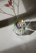 Lade das Bild in den Galerie-Viewer, Buntes Farbenspiel durch die Regenbogenvase aus Bleikristall 
