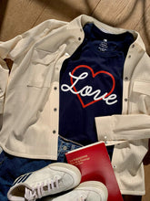 Lade das Bild in den Galerie-Viewer, T-Shirt Love per Hand Siebdruck helles Hemd 
