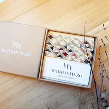 Lade das Bild in den Galerie-Viewer, Handgewebtes Perlenarmband der Designerin Marion Mazo, mehrfarbiges geometrisches Muster, Armband eingepackt in geöffneter Schachtel
