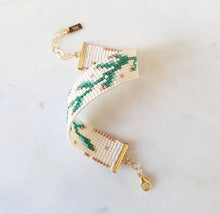 Lade das Bild in den Galerie-Viewer, Armband aus Glasperlen in gold und grün

