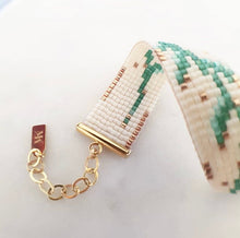 Lade das Bild in den Galerie-Viewer, Armband mit gold Verschluss aus Glasperlen handgemacht 
