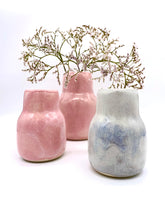 Lade das Bild in den Galerie-Viewer, Oh Oak Vasen aus Bornholm Modell Nexø in den Farben balka white und sea rose 
