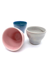 Lade das Bild in den Galerie-Viewer, Drei verschieden farbige Cups Nexo die in Sea Rose liegend
