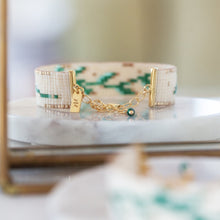 Lade das Bild in den Galerie-Viewer, Edles gold Armband liegt auf Marmortablett

