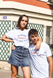 Frau und Mann tragen T-Shirt un baiser français s‘il vous plaît