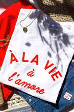 Lade das Bild in den Galerie-Viewer, T-Shirt À LA Vie à l‘amore handgemachter Siebdruck
