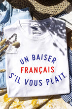 Lade das Bild in den Galerie-Viewer, T-Shirt un baiser français s‘il vous plaît Unisex Siebdruck
