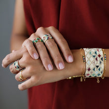 Lade das Bild in den Galerie-Viewer, Frau mit lackierten Fingernägeln trägt um ihr linkes Handgelenk handgewebtes Perlenarmband von Marion Mazo 
