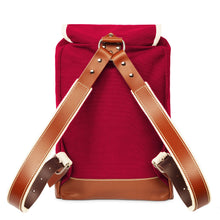 Lade das Bild in den Galerie-Viewer, Ykra Wanderrucksack Bordeaux mit Lederboden und Lederriemen von hinten fotografiert
