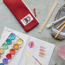 Lade das Bild in den Galerie-Viewer, Malutensilien neben Pencil Case von YKRA in bordeaux
