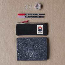 Lade das Bild in den Galerie-Viewer, Büromaterial neben Pencil Case von YKRA in schwarz
