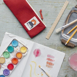 Malutensilien neben Pencil Case von YKRA in bordeaux