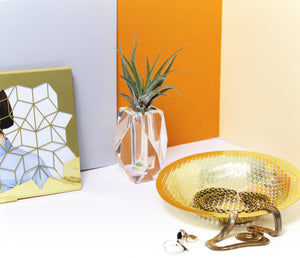 Moderne kleine Vase aus Bleikristall als Objekt auf Nachttisch 