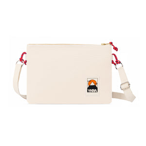 YKRA Side Pouch in weiß mit weißem Tragegurt